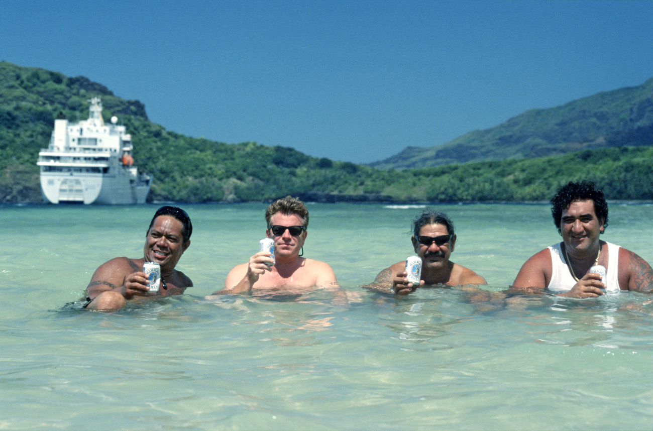 pol05_0579m.jpg - Iles Marquises, Nuku Hiva baie d'Anaho : bière à l'eau