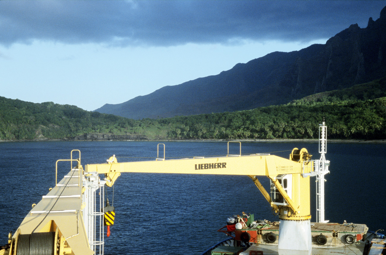 pol05_0592m.jpg - Iles Marquises, Nuku Hiva manutention en baie d'Anaho