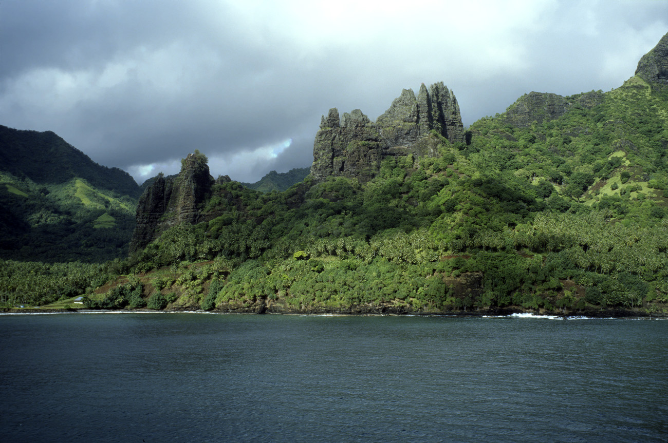 pol05_0609l.jpg - Iles Marquises, Nuku Hiva l'arrivée en baie d'Hatiheu au lever du soleil