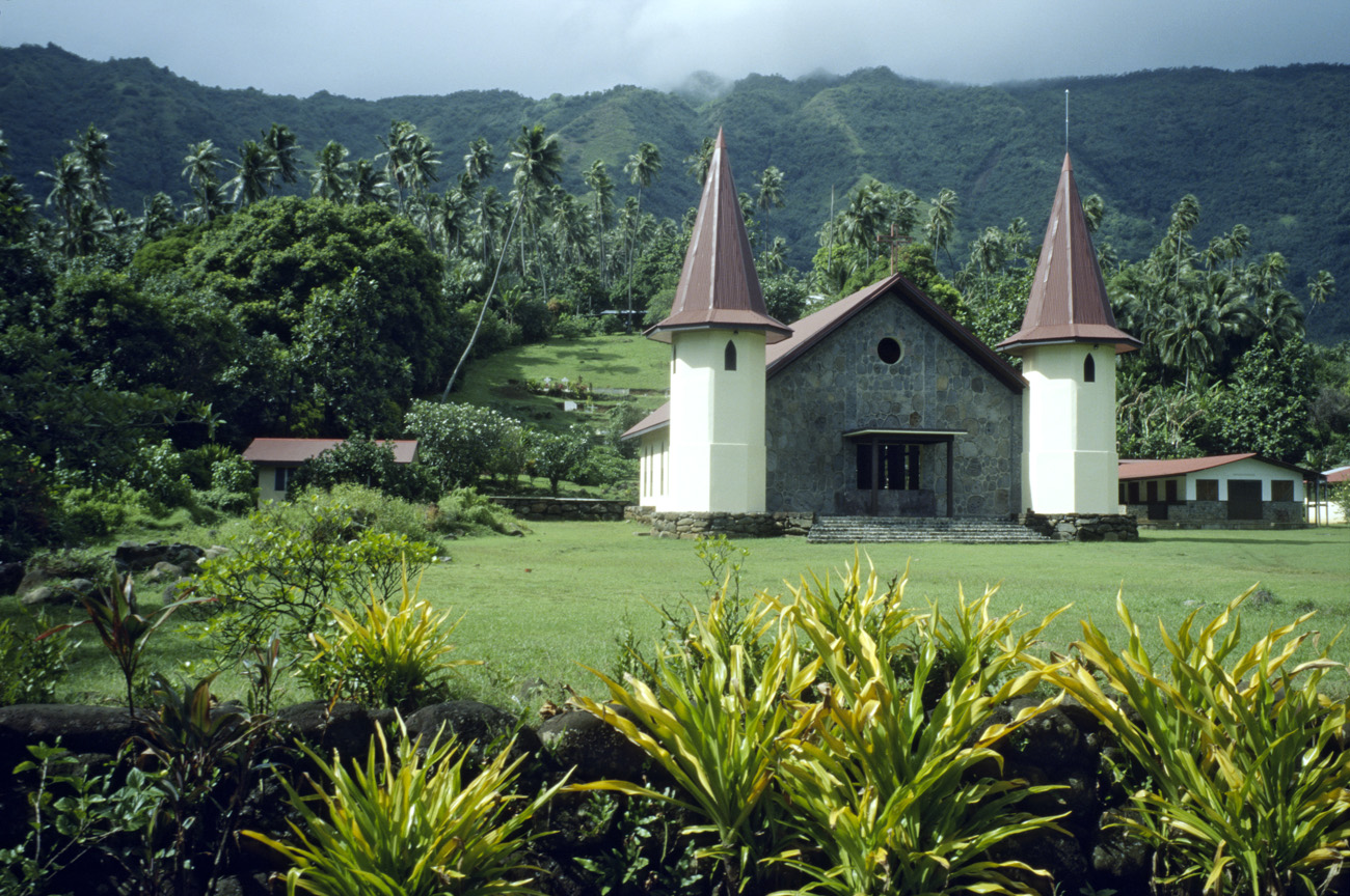 pol05_0620l.jpg - Iles Marquises, Nuku Hiva église d'Hatiheu