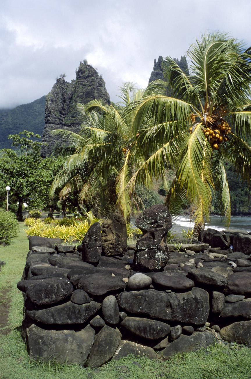 pol05_0622l.jpg - Iles Marquises, Nuku Hiva face à la baie d'Hatiheu, un petit marae
