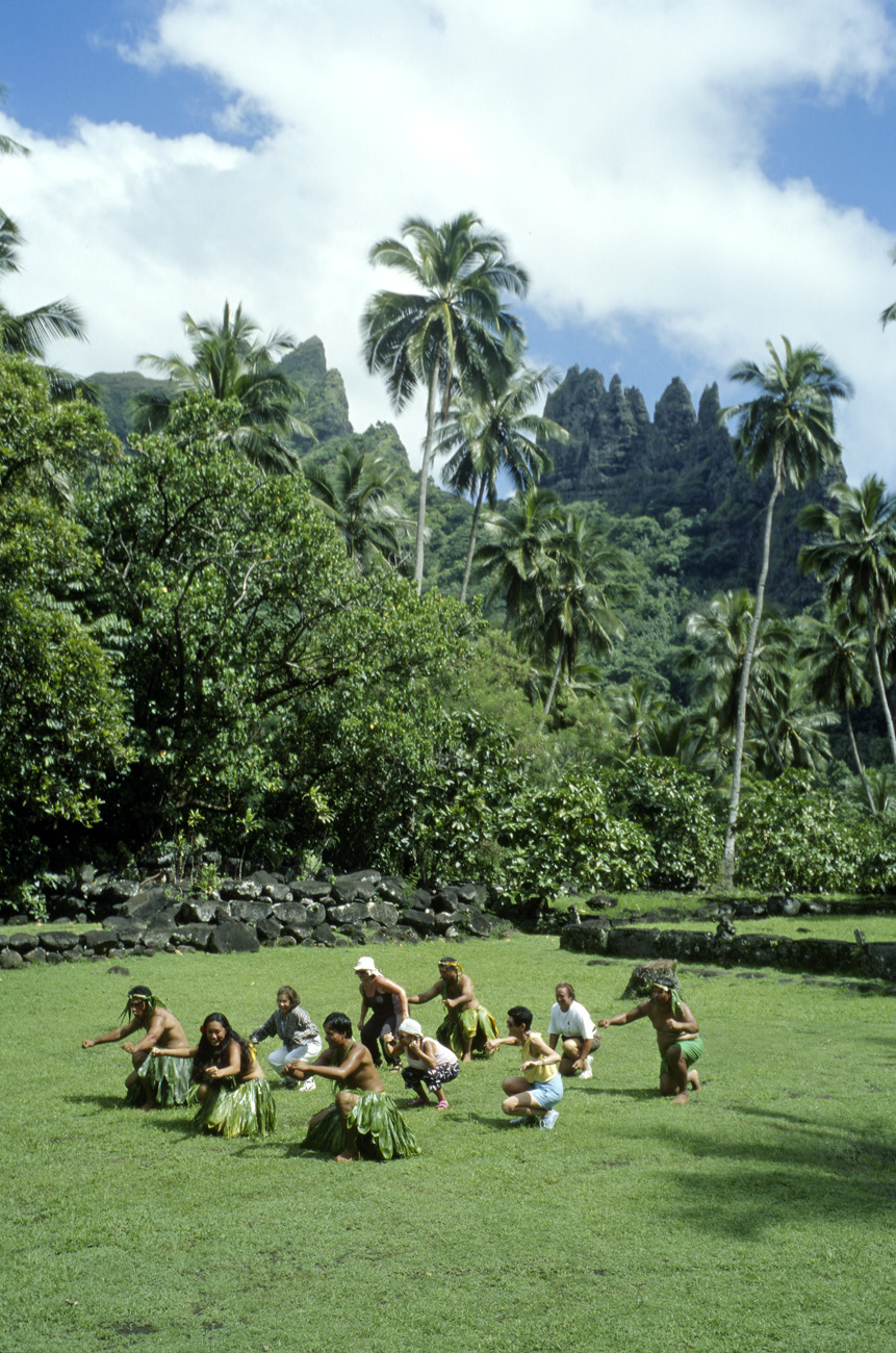 pol05_0636l.jpg - Iles Marquises, Nuku Hiva sur le site du Tohua Hikokua, danses marquisiennes très suggestives, dont la fameuse danse du cochon : sur invite, certains d'entre nous se mêlent à la danse