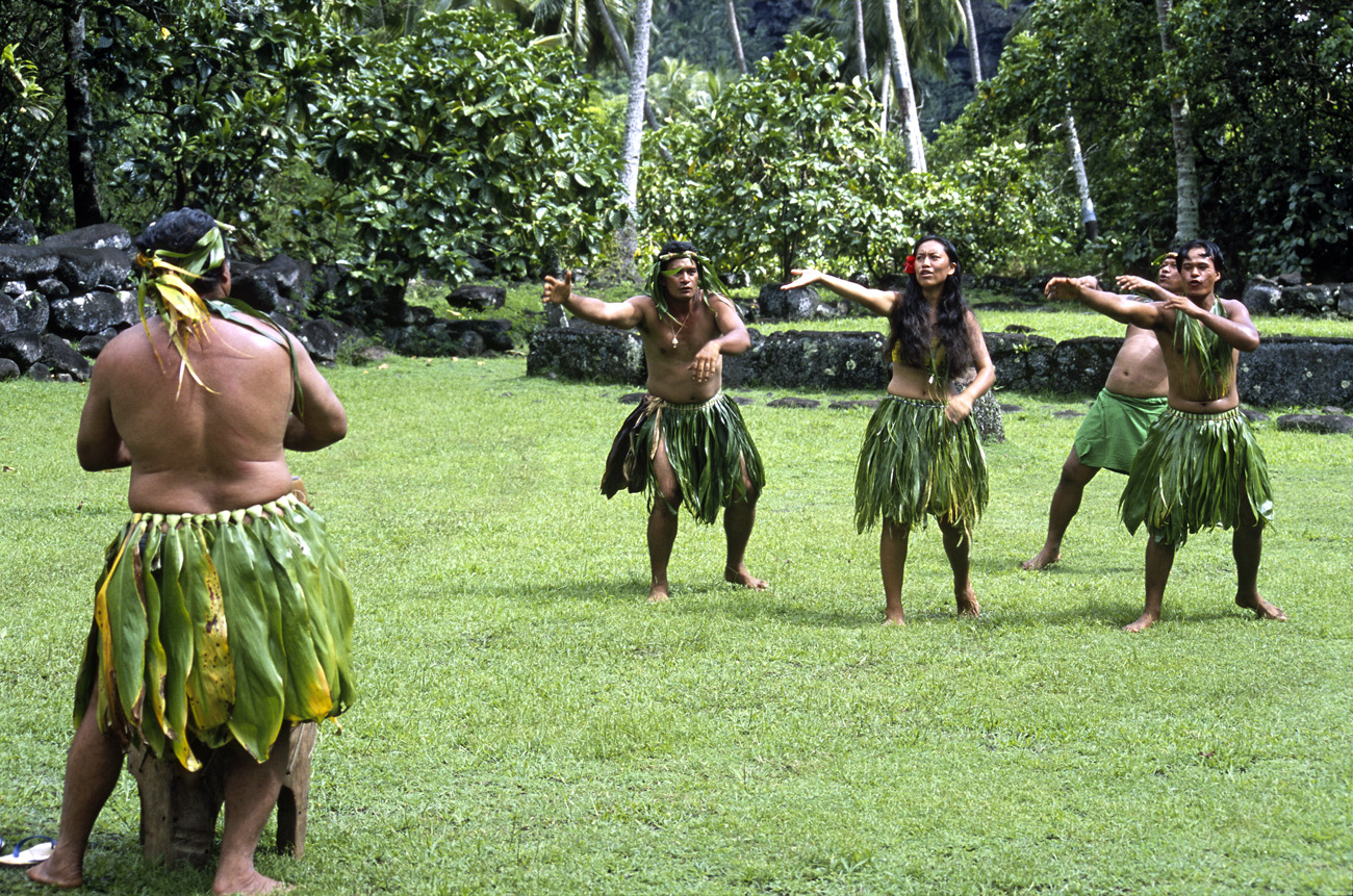 pol05_0638m.jpg - Iles Marquises, Nuku Hiva sur le site du Tohua Hikokua, danses marquisiennes très suggestives, dont la fameuse danse du cochon