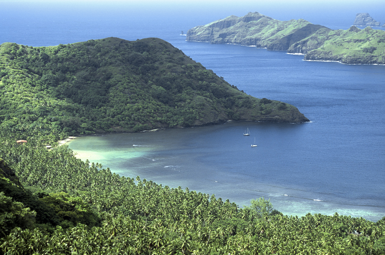 pol05_0680m.jpg - Iles Marquises, Nuku Hiva baie d'Anaho vue du col entre Anaho et Hatiheu