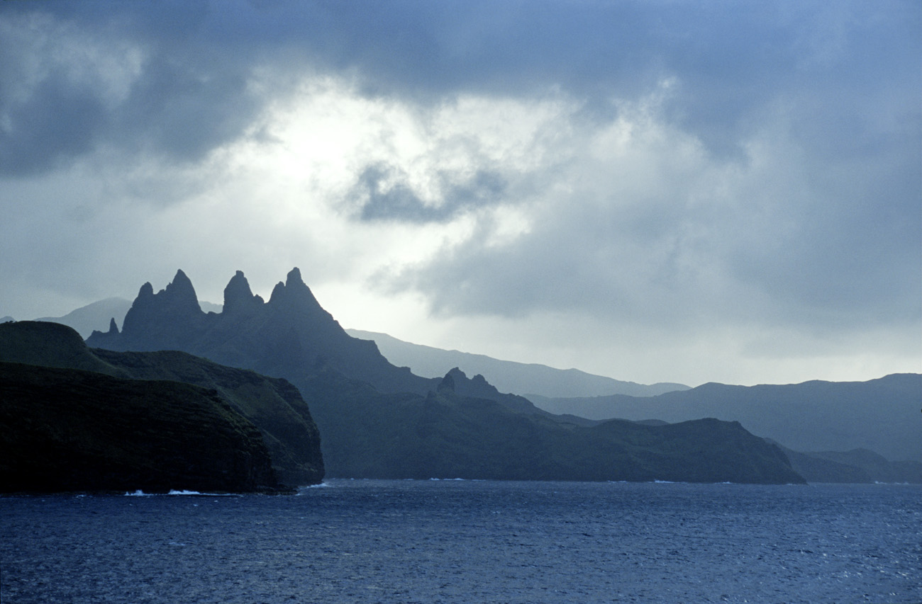 pol05_0692m.jpg - Iles Marquises, Nuku Hiva la côte à l'approche de la nuit, alors que nous rejoignons Taiohae par l'est