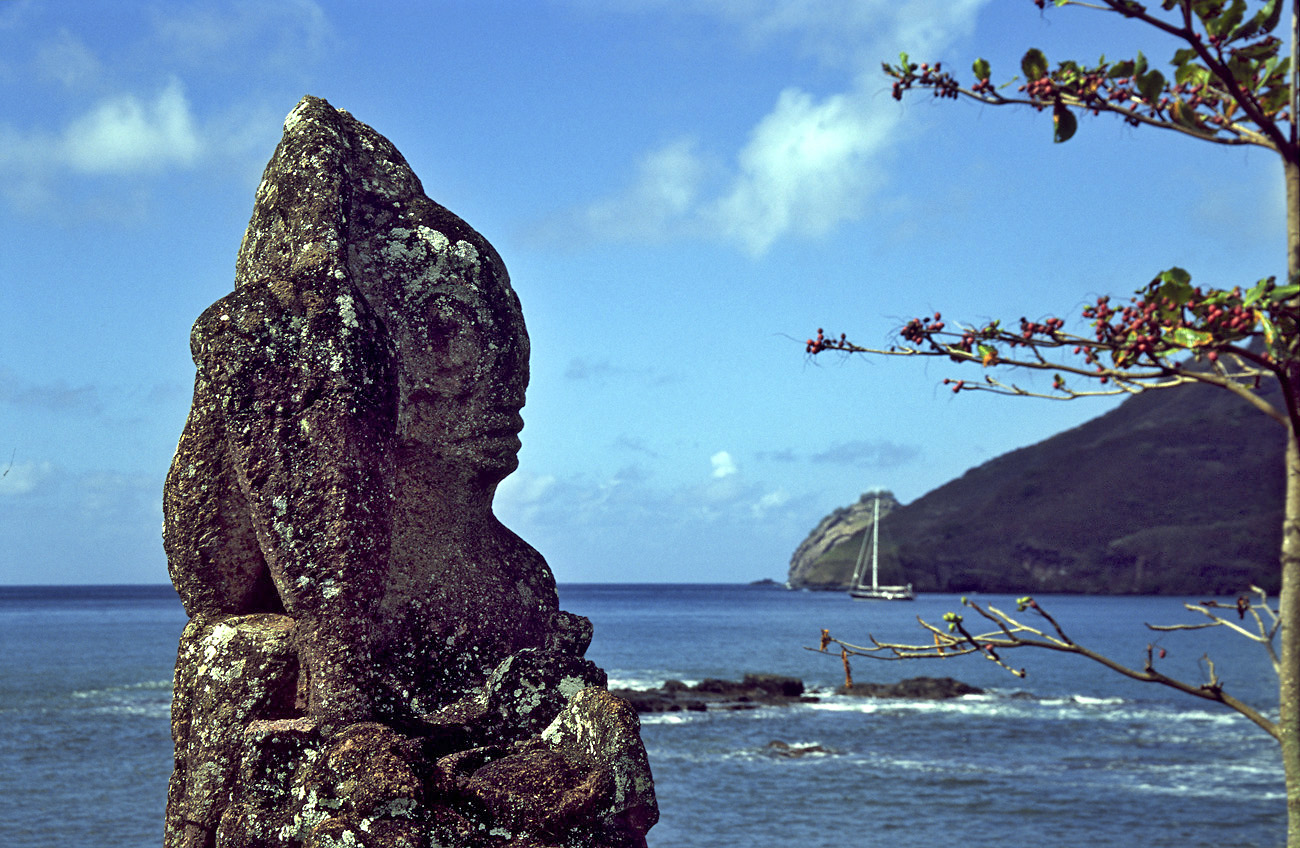pol05_0701m.jpg - Iles Marquises, Nuku Hiva Taiohae, le site archéologique de Temehea