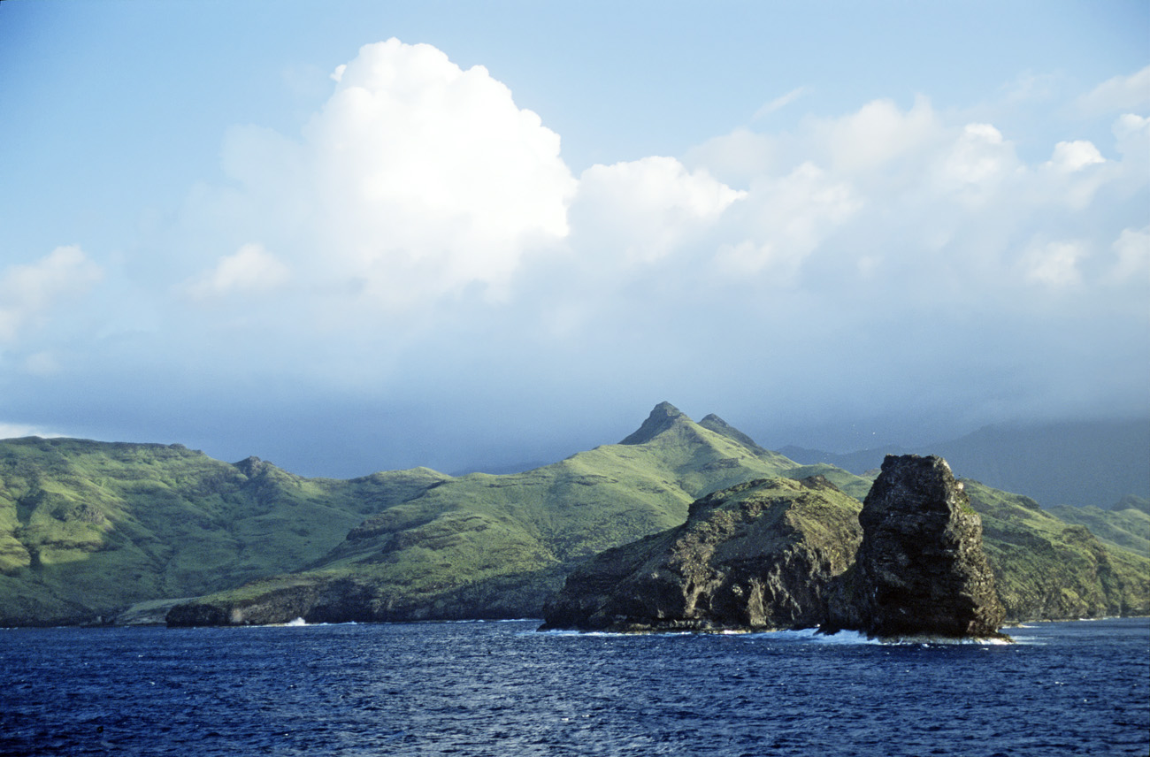 pol05_0705m.jpg - Iles Marquises, Nuku Hiva dernières vues sur la côte sud de l'île à 10h30 du matin