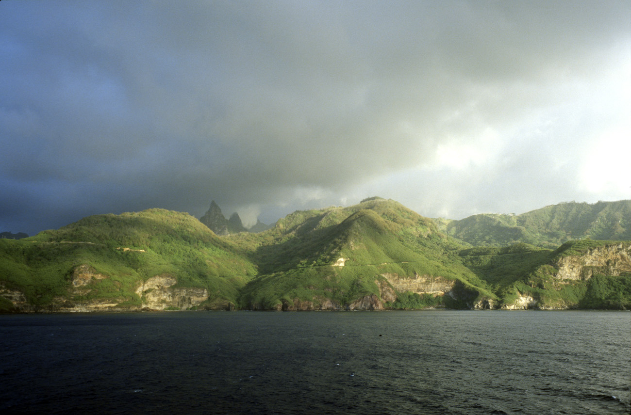 pol05_0717l.jpg - Iles Marquises, Ua Pou l'adieu aux îles Marquises : le soleil couchant sur la côte d'Ua Pou