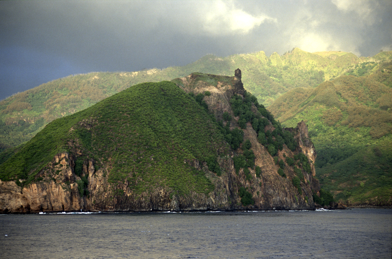 pol05_0720m.jpg - Iles Marquises, Ua Pou l'adieu aux îles Marquises : le soleil couchant sur la côte d'Ua Pou