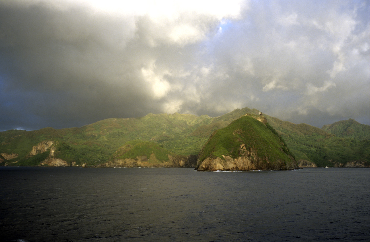 pol05_0721l.jpg - Iles Marquises, Ua Pou l'adieu aux îles Marquises : le soleil couchant sur la côte d'Ua Pou