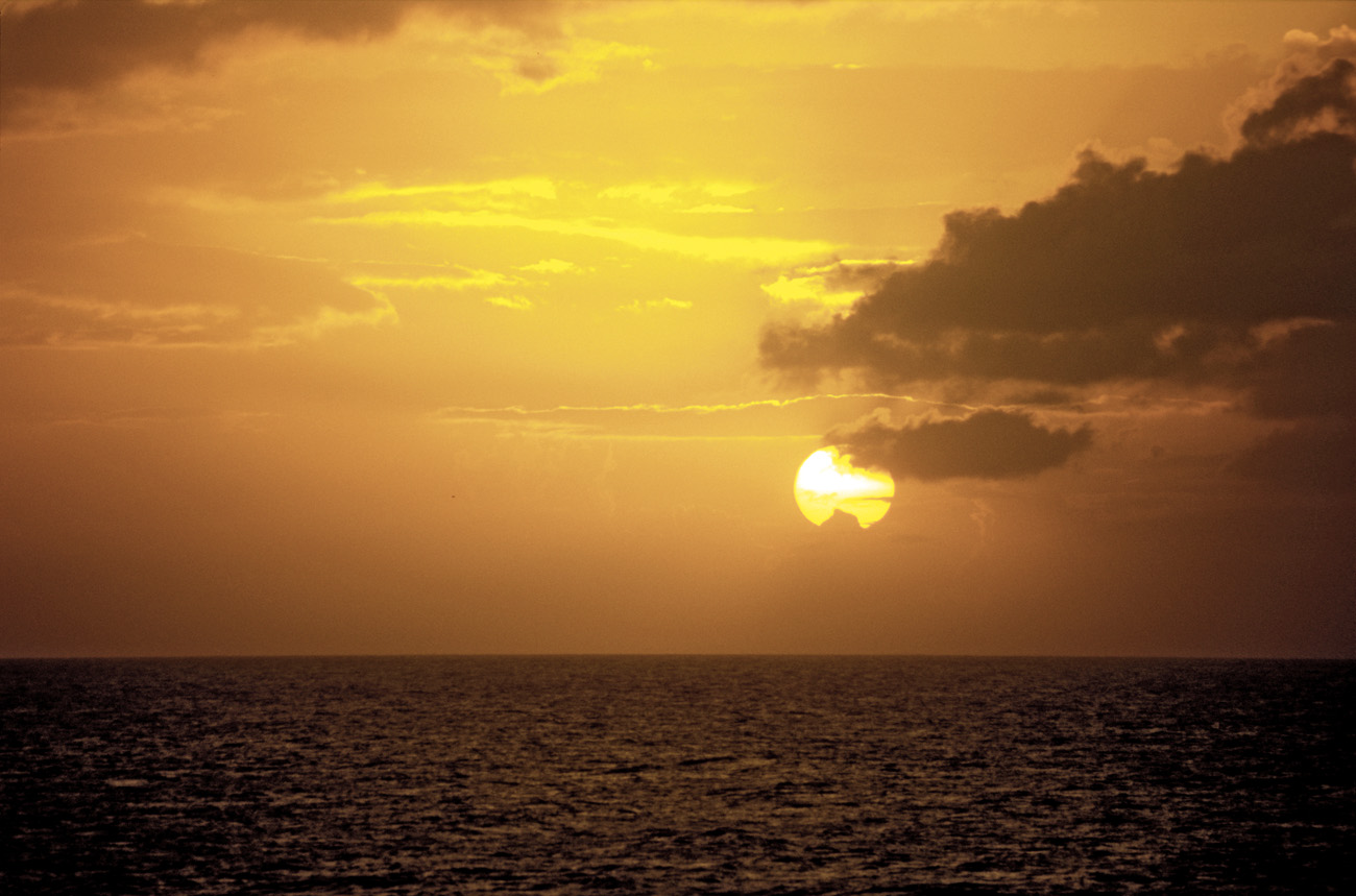 pol05_0728l.jpg - Tuamotu, en mer coucher de soleil sur le Pacifique : on ne s'en lasse pas