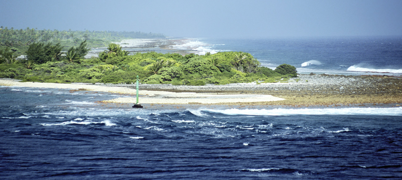 pol05_0757m-p.jpg - Tuamotu, Fakarava les courants de la passe pour entrer dans le lagon