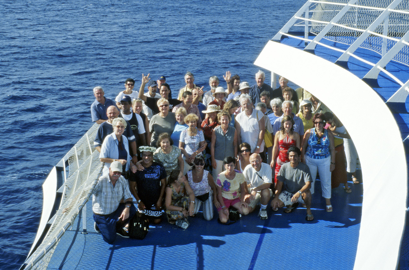 pol05_0788l-z.jpg - Iles de la Société, en mer photo de groupe à la poupe de l'Aranui avant l'arrivée à Papeete