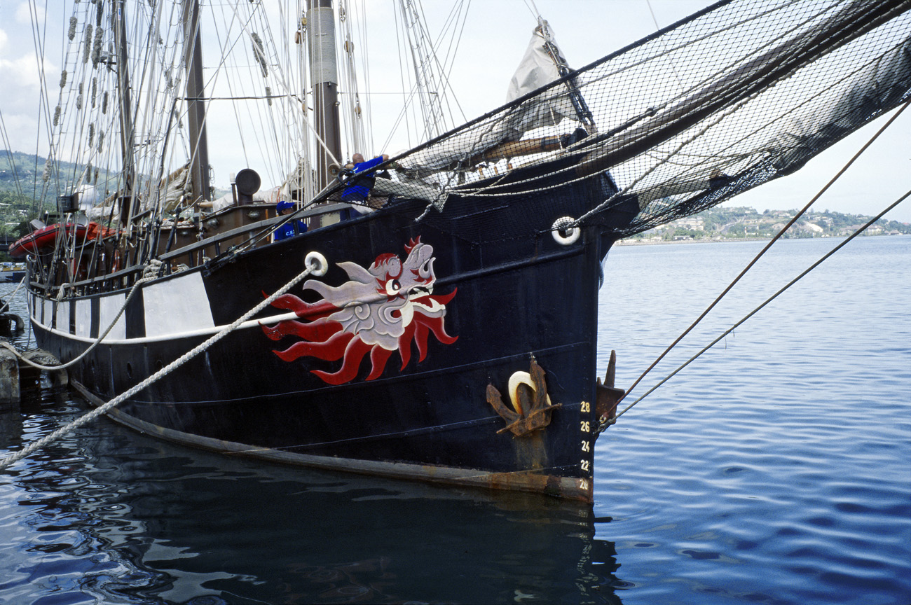 pol05_0799l.jpg - Iles de la Société, Tahiti au port de Papeete, un voilier vénérable, La Boudeuse, ici pour quelques semaines pour travaux d'aménagements avant de continuer un tour du monde