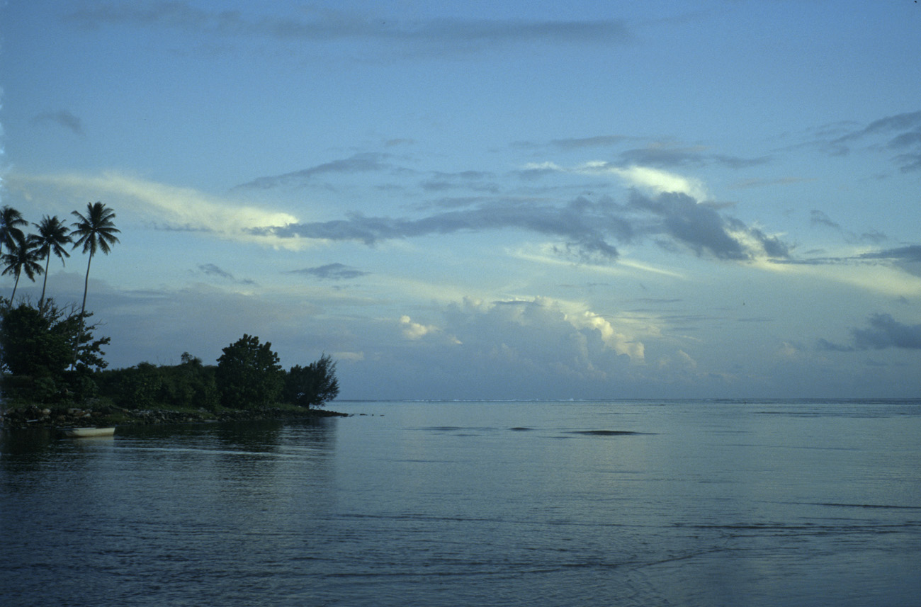 pol05_0845l-z.jpg - Iles de la Société, Moorea coucher de soleil sur la côte Ouest, à quelques km de Haapiti