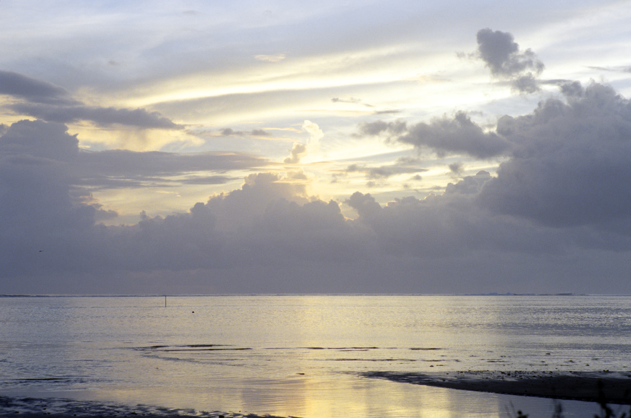 pol05_0849l.jpg - Iles de la Société, Moorea coucher de soleil sur la côte Ouest, à quelques km de Haapiti