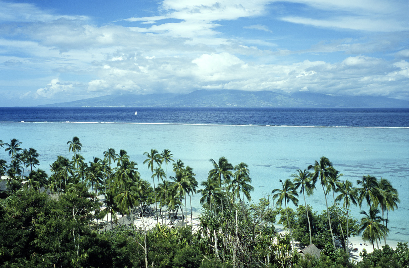 pol05_0883l.jpg - Iles de la Société, Moorea baie de Nuarei et Tahiti