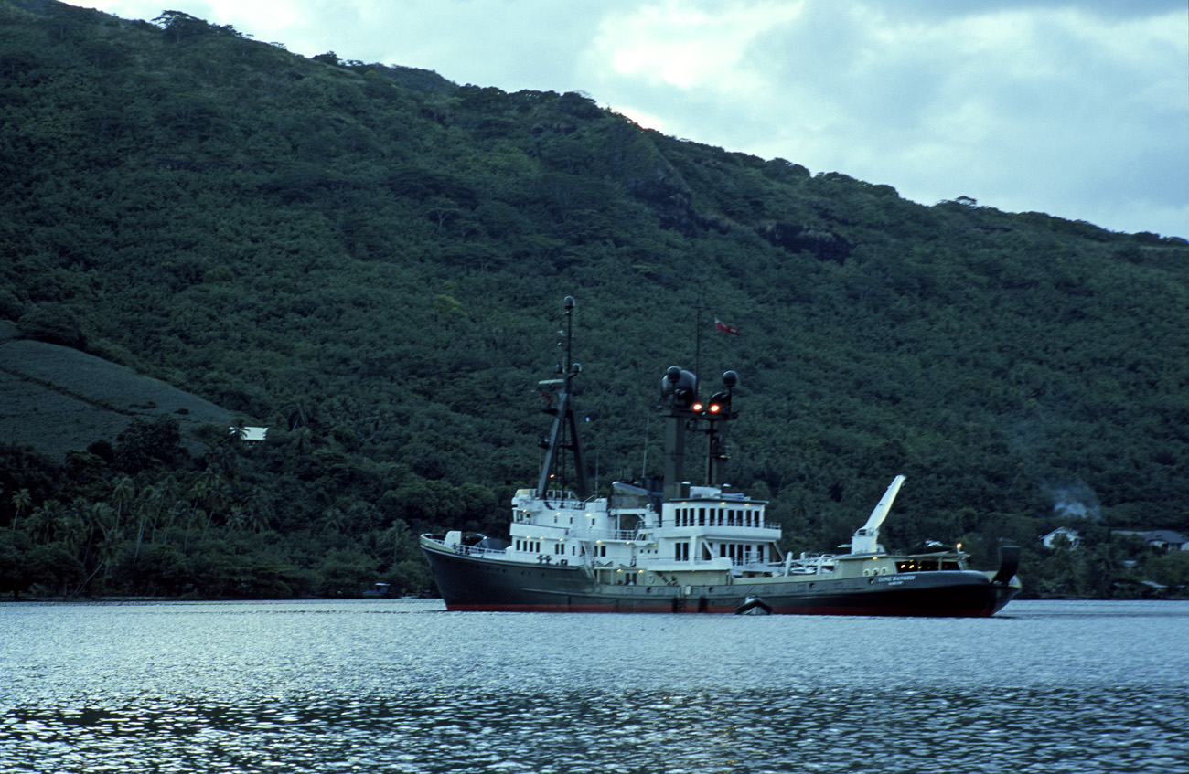 pol05_0892l.jpg - Iles de la Société, Moorea baie de Cook, l'énigmatique Lone Ranger, port de Hamilton, avec son drapeau arborant l'union Jack et un blason : peut-être vient-il des Fidji ?