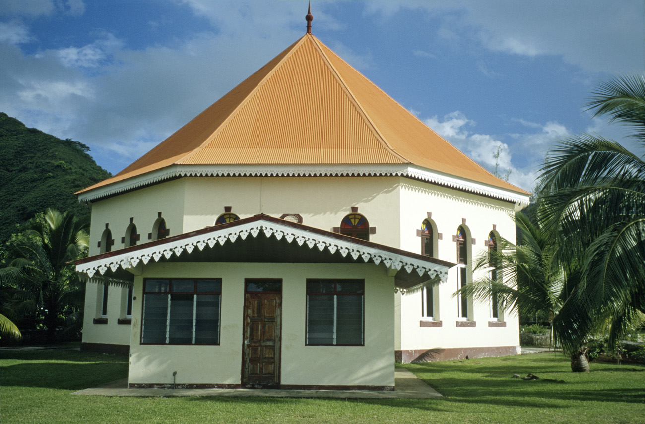 pol05_0909l.jpg - Iles de la Société, Moorea l'église octogonale de Papetoai
