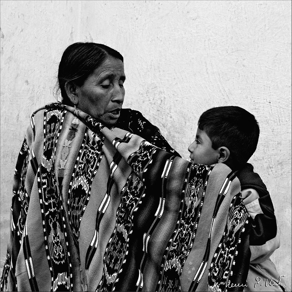 gua06_0078-cnb.jpg - viens te réchauffer, mon fils Par delà les mers, les montagnes, partout le geste immuable de protection. La mère inquiète, les traits creusés par la vie, face à l'enfant tendu vers elle dans un élan de confiance et d'amour