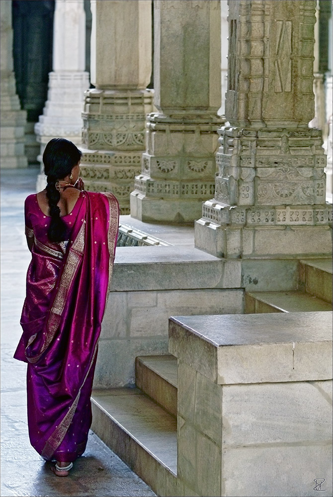 raj07-02-18_057.jpg - la prière En Adinath, le temple des temples Jain, le grand oeuvre aux mille quatre cent colonnes, les saris colorés se meuvent en silence. En ces lieux où règnent en harmonie lumière et pénombre, chacun peut trouver sa paix intérieure