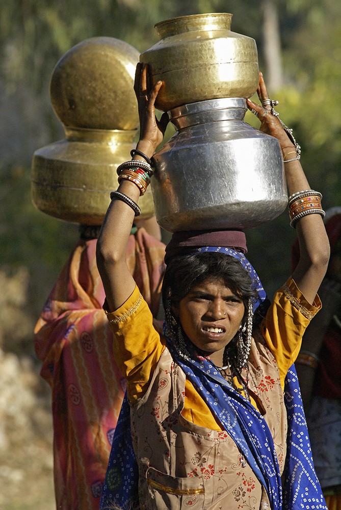 raj07-02-21_005.jpg - la danse de l'eau Dans une posture naturelle, légère et pleine de grâce, perpétuée depuis des millénaires, les femmes transportent chaque jour l'eau si précieuse prise à la source de vie