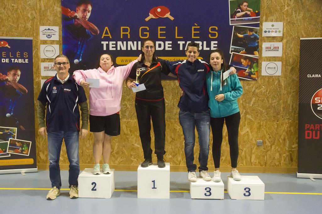 TT2023-12-17_698.jpg - Tableau I, féminines Juliette Julia – Karen Almagro – Natacha Piquet – Jeanne Bertran-Ibars avec Pascal Alix, représentant du club d’Argelès