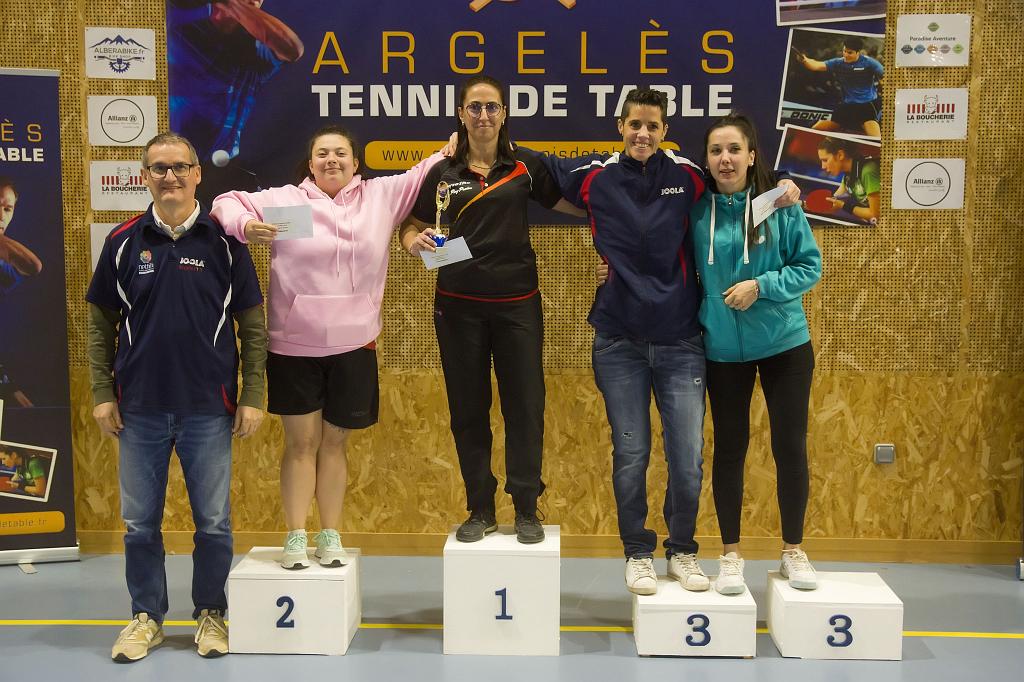 TT2023-12-17_699.jpg - Tableau I, féminines Juliette Julia – Karen Almagro – Natacha Piquet – Jeanne Bertran-Ibars avec Pascal Alix, représentant du club d’Argelès