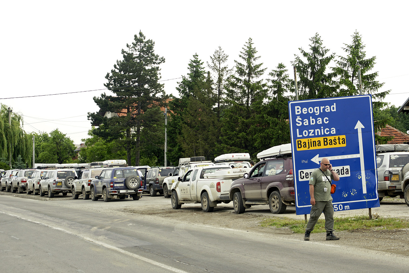 adriatic08-05-17_001.jpg - 17/05/2008 Serbie - Centre,  Valjevo tous en ligne pour être escortés en grande pompe jusqu'à la mairie